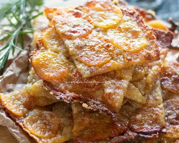 Schiacciata di patate senza farina, dorata e croccante, con rosmarino fresco.