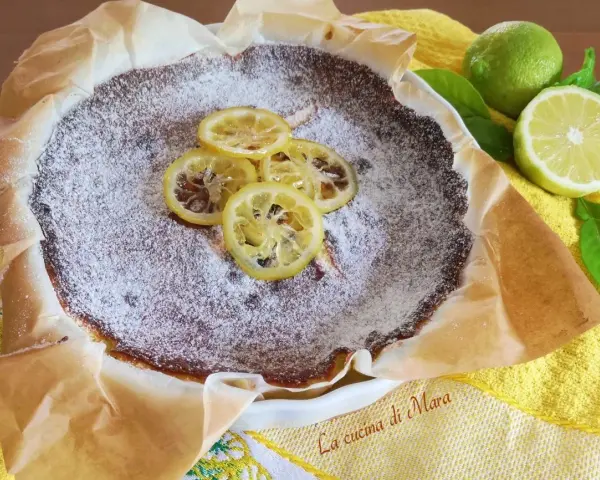 Torta al limone cosparsa di zucchero a velo, decorata con fette di limone caramellate. Freschezza e dolcezza in un morso.