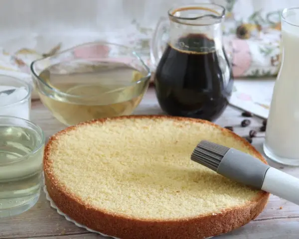 Pan di spagna pronto per essere bagnato con sciroppo al limoncello, caffè e latte.
