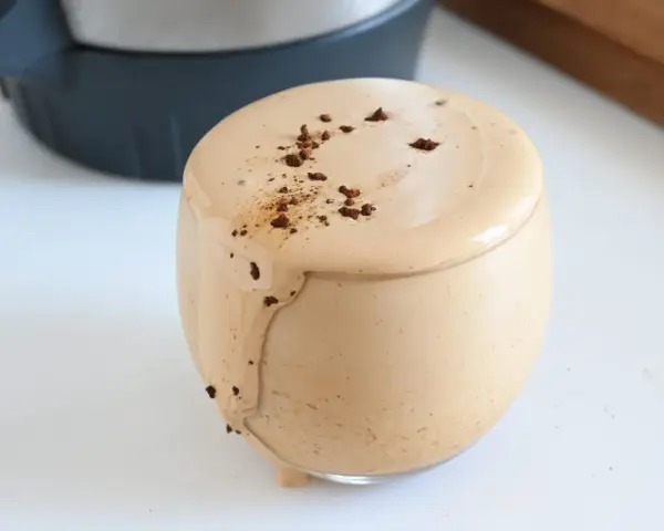 Crema caffè Bimby con acqua, soffice e spumosa, guarnita con cacao. Perfetta per una pausa golosa.