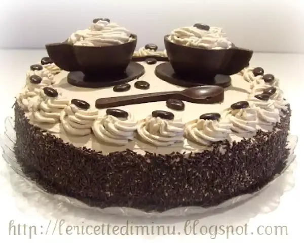 Torta decorata con ciuffi di crema al caffè, chicchi di cioccolato e due tazzine di cioccolato riempite di crema. Un vero capolavoro per gli amanti del bagna al caffè.