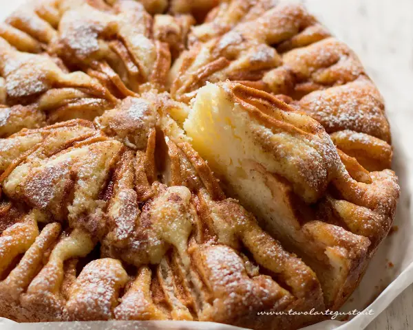 Torta paradiso alle mele, soffice e profumata, con mele caramellate e zucchero a velo.