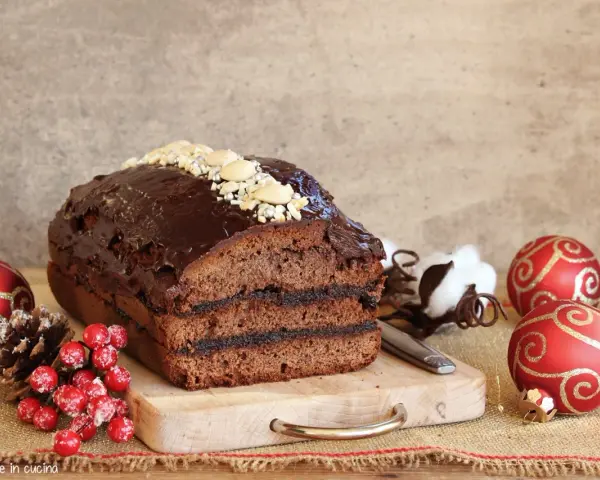 Dolce natalizio al cioccolato, decorato con mandorle e argento, perfetto per il tuo piernik przepis.