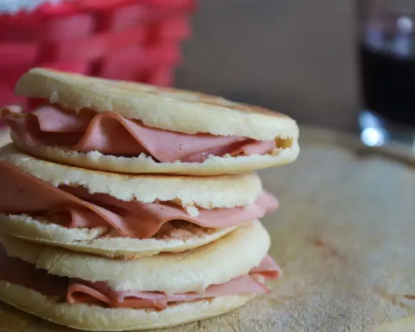 Tigelle romagnole con affettato rosa, un classico spuntino romagnolo.
