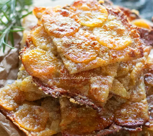 Schiacciata di patate senza farina, dorata e croccante, con rosmarino fresco.