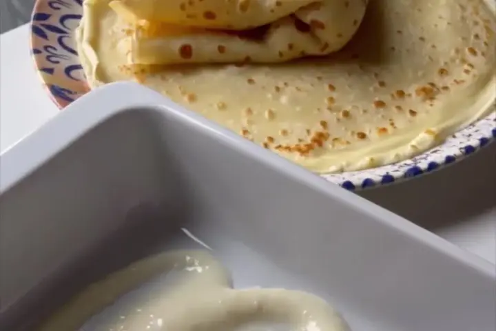 Piatto di crepes ai 4 formaggi, pronte per essere gustate.
