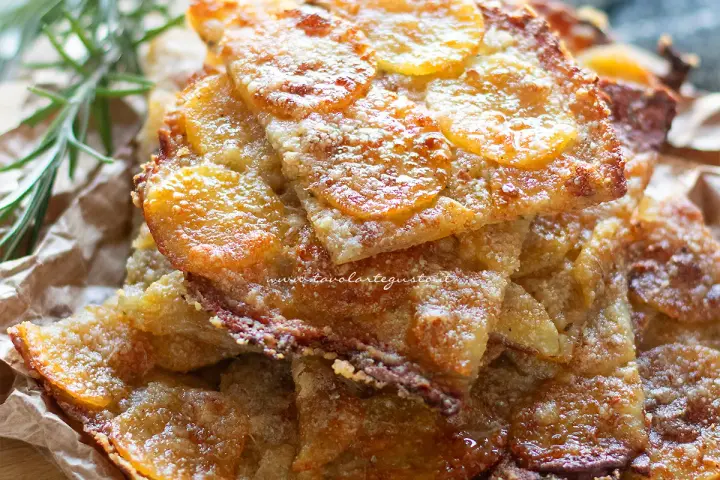 Schiacciata di patate senza farina, dorata e croccante, con rosmarino fresco.