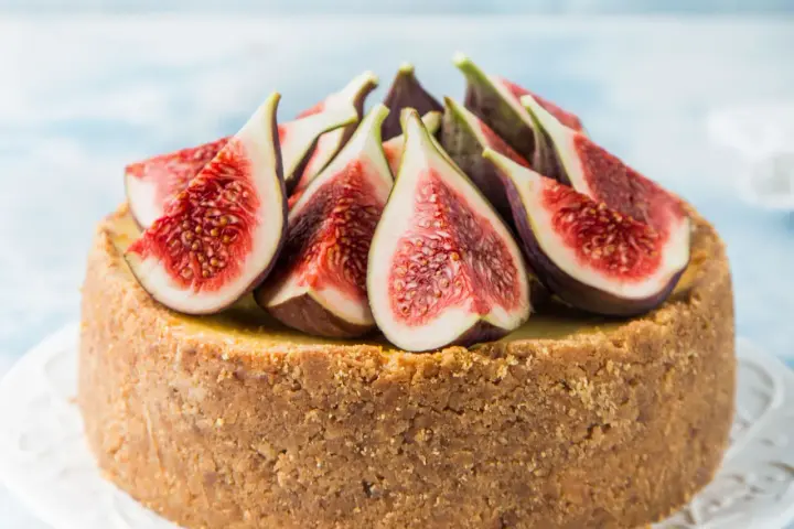 Cheesecake fichi e noci, un dolce invitante con la crosta croccante e fichi freschi che ne esaltano il sapore.