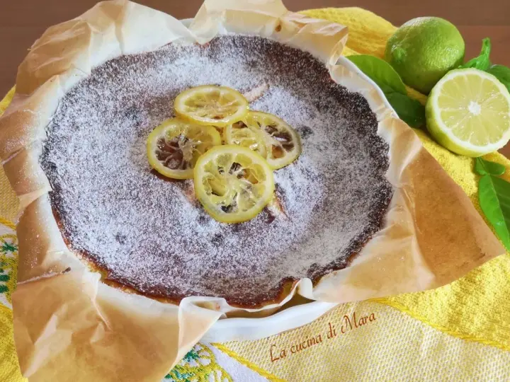 Torta al limone cosparsa di zucchero a velo, decorata con fette di limone caramellate. Freschezza e dolcezza in un morso.
