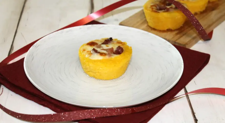 Deliziosi cestini di polenta con gorgonzola fuso e speck croccante, un antipasto invitante.