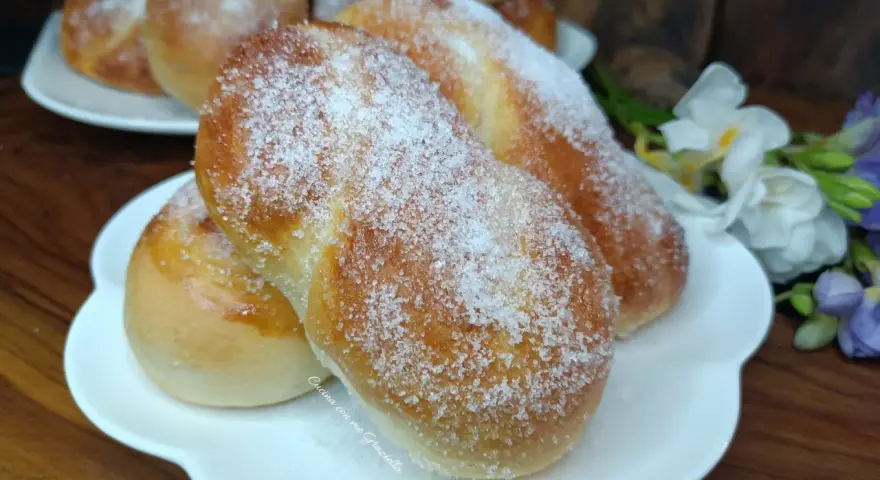 Deliziose trecce dolci cosparse di zucchero, pronte per essere gustate.