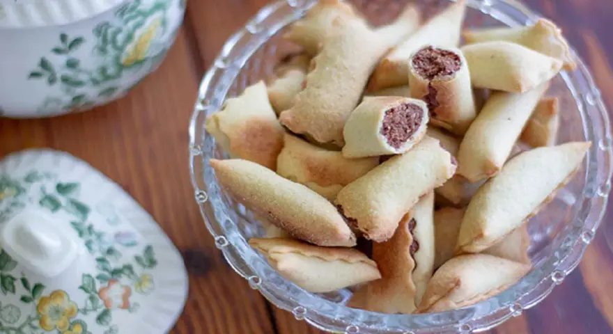 Calzoncelli lucani con ripieno di ricotta, dolcetti fragranti pronti per essere gustati.