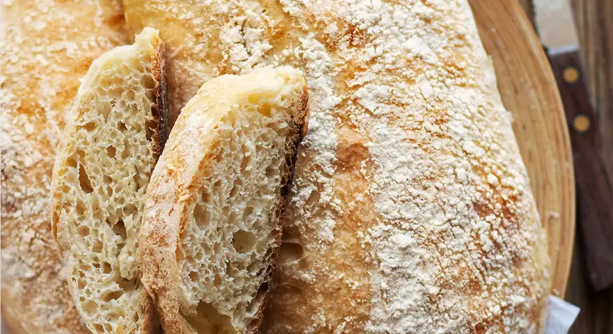 Pane con farina manitoba veloce, fragrante e alveolato, pronto da gustare.