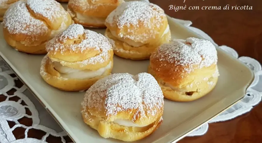 Bignè di ricotta siciliani, soffici e dolci, cosparsi di zucchero a velo. Un assaggio di Sicilia!
