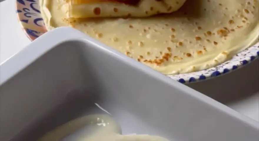 Piatto di crepes ai 4 formaggi, pronte per essere gustate.