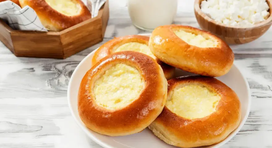 Dolci **drożdżówki z serem**, dorate e invitanti, pronte per essere gustate.