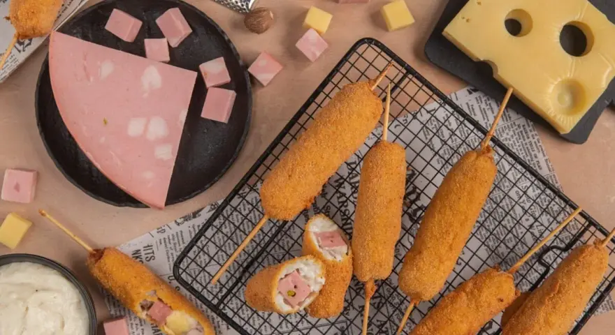 Stecco bolognese croccante con mortadella e formaggio, accompagnato da cubetti di salumi e formaggio.