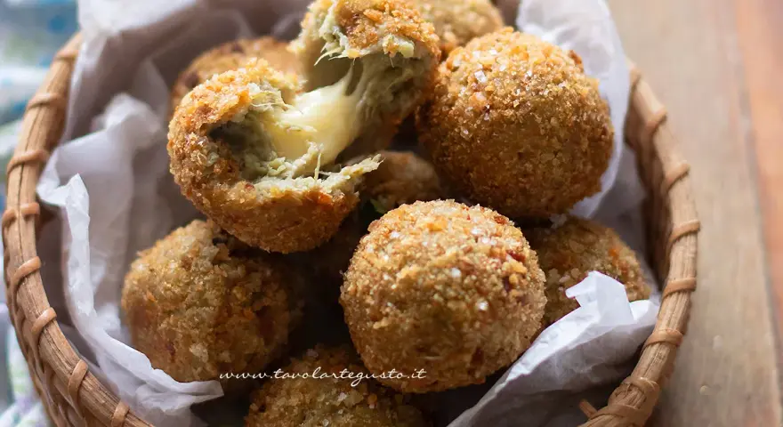 Deliziose polpette di carciofi alla siciliana, croccanti fuori e filanti dentro, servite in un cestino di vimini.