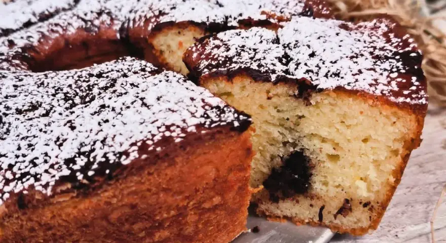 Deliziosa torta al cioccolato con farina di riso e yogurt, spolverata di zucchero a velo.