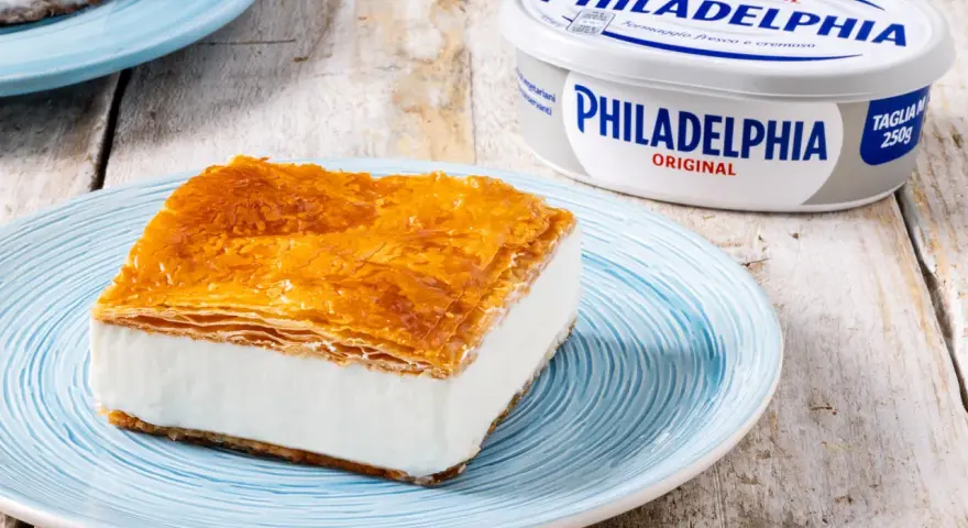 Dolce con pasta fillo cottura al forno e crema Philadelphia, croccante fuori e morbido dentro.