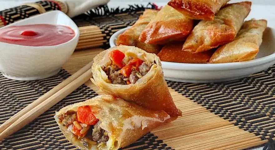 Involtini primavera croccanti con pasta fillo e un saporito ripieno di carne macinata e verdure. Perfetti da intingere nella salsa.