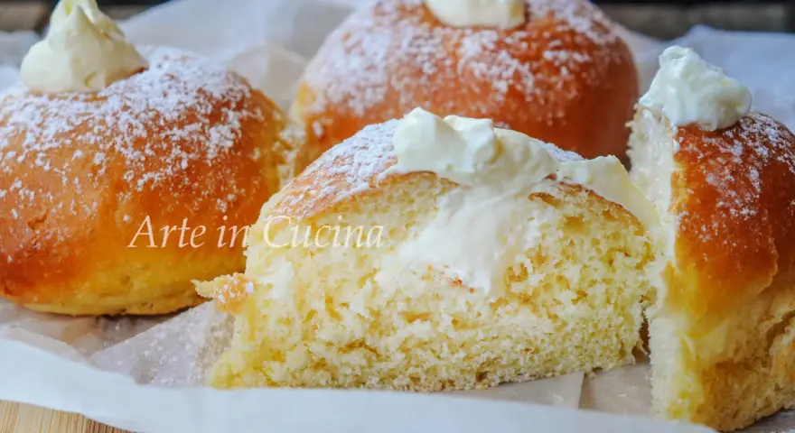 Dolci soffici, spolverati di zucchero a velo, con un cuore generoso di crema chantilly cotta al forno.
