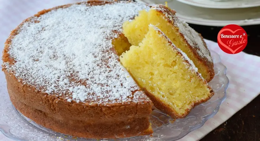 Torta soffice con canditi e yogurt, spolverata di zucchero a velo. Perfetta per la colazione o la merenda.