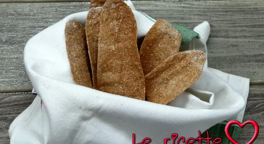 Bastoncini di pane azzimo integrale, perfetti per una ricetta sana e gustosa.
