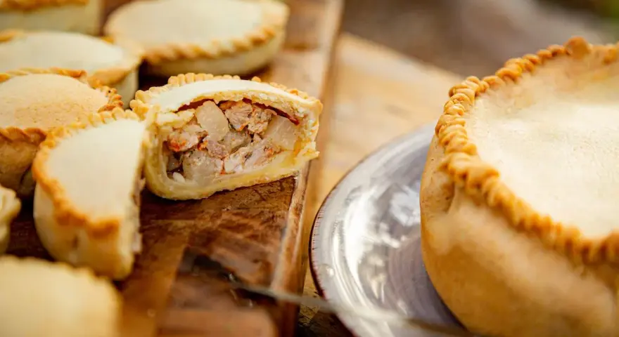 Empanadas sarde ripiene di carne e patate, un sapore autentico da gustare.