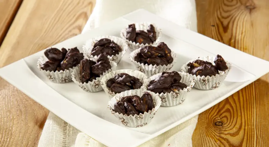 Mandorle al cioccolato ricetta della nonna: dolcetti croccanti in pirottini, un classico intramontabile.