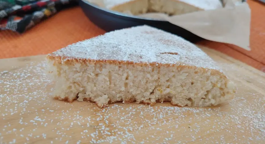Fetta di torta soffice e leggera, spolverata di zucchero a velo. Un dolce veloce perfetto per ogni occasione.