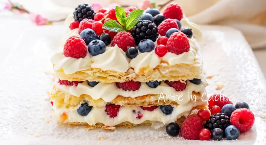 Delizioso millefoglie con frutta fresca, panna montata e un tocco di zucchero a velo. Un tripudio di lamponi, mirtilli e more.