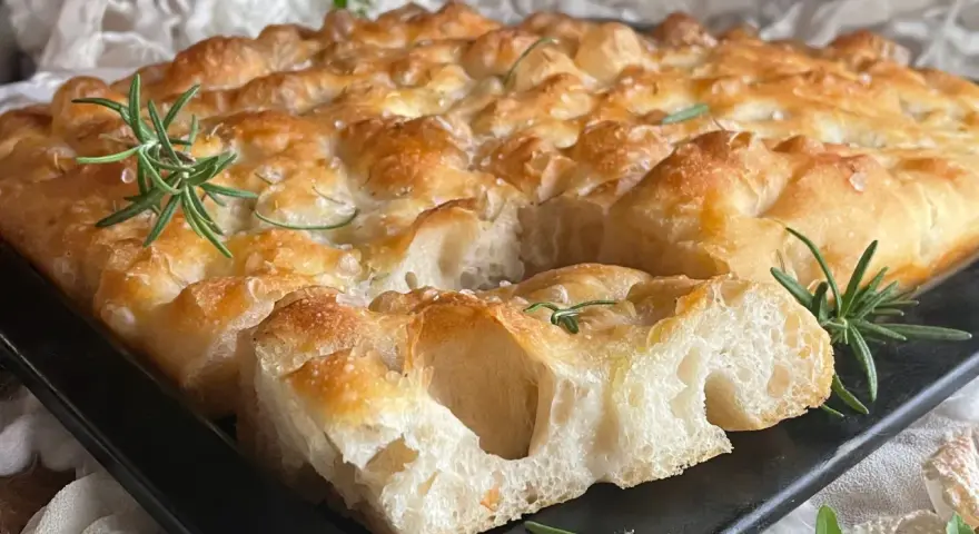 Focaccia fragrante con rosmarino e sale grosso, perfetta per il tuo prossimo focaccia ricetta.