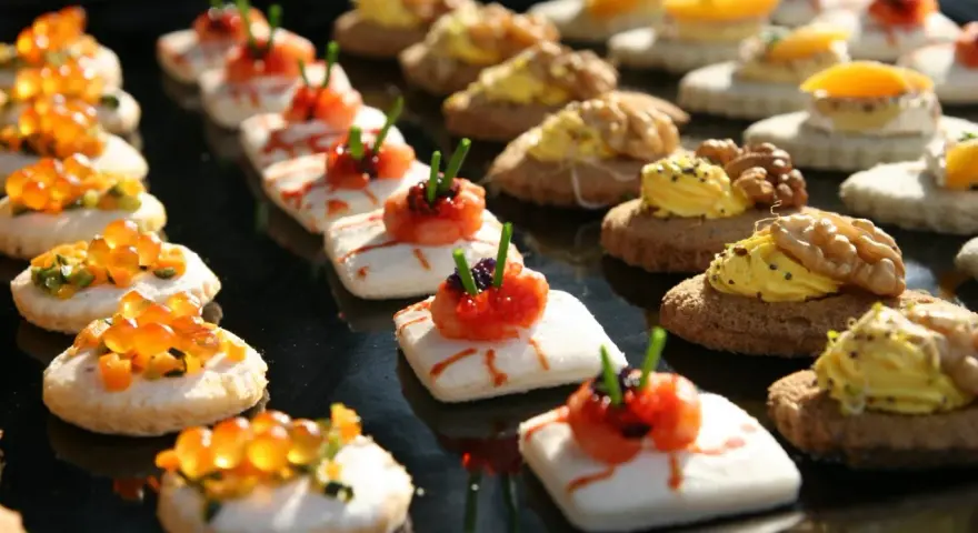 Deliziosi przekąski na imprezę: tartine con uova di salmone, gamberetti e noci.