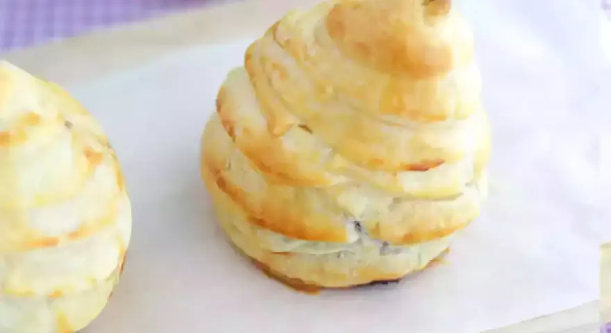 Dolcetti di sfoglia a forma di pera, perfetti con un coulis di pere.