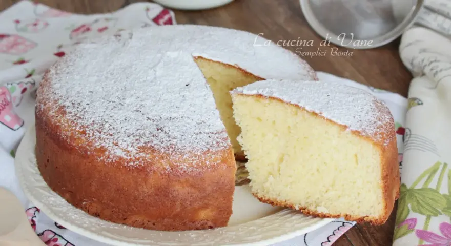 Torta soffice con 500 g di yogurt, spolverata di zucchero a velo. Perfetta per la colazione o la merenda.