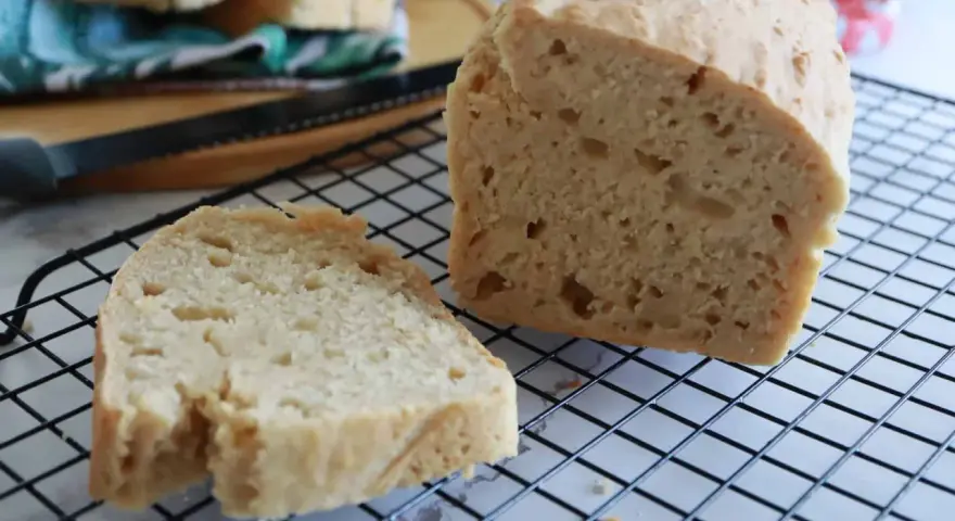 Fetta di pane soffice e dorata, appena sfornata, su una griglia. Il pane con cremor tartaro è pronto per essere gustato.