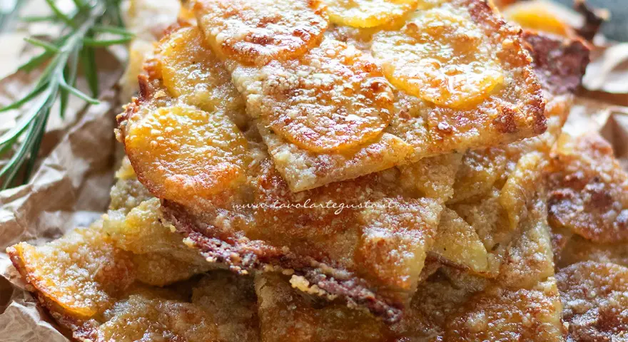 Schiacciata di patate senza farina, dorata e croccante, con rosmarino fresco.