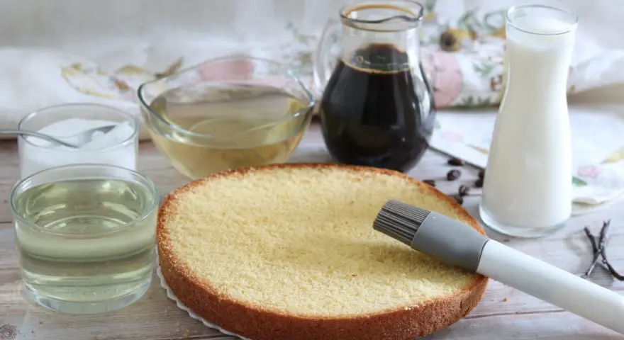 Pan di spagna pronto per essere bagnato con sciroppo al limoncello, caffè e latte.