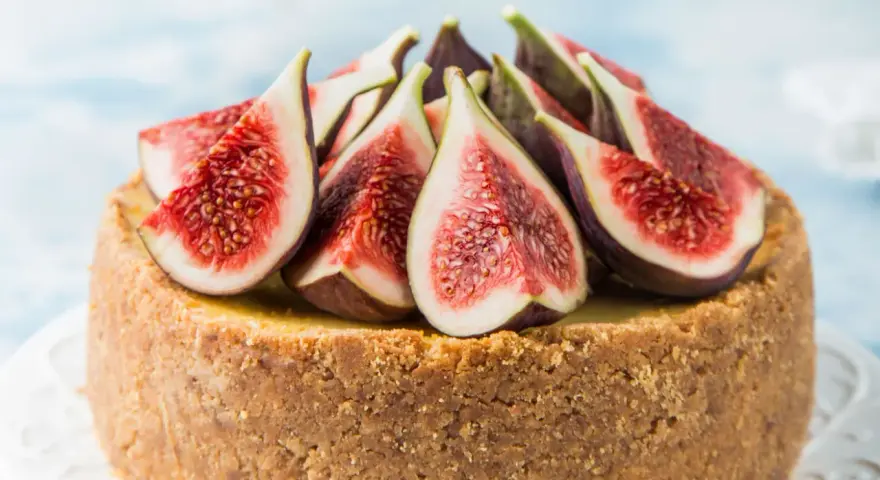 Cheesecake fichi e noci, un dolce invitante con la crosta croccante e fichi freschi che ne esaltano il sapore.