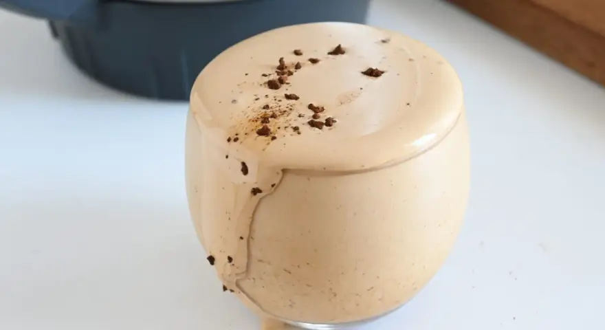 Crema caffè Bimby con acqua, soffice e spumosa, guarnita con cacao. Perfetta per una pausa golosa.