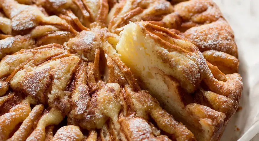 Torta paradiso alle mele, soffice e profumata, con mele caramellate e zucchero a velo.