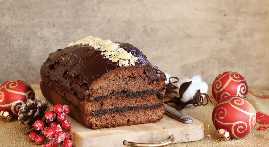 Dolce natalizio al cioccolato, decorato con mandorle e argento, perfetto per il tuo piernik przepis.
