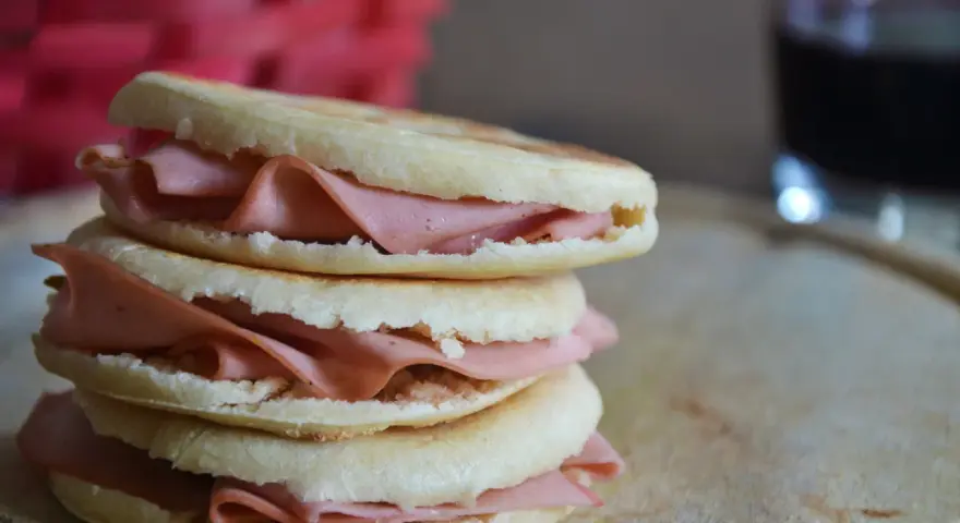 Tigelle romagnole con affettato rosa, un classico spuntino romagnolo.