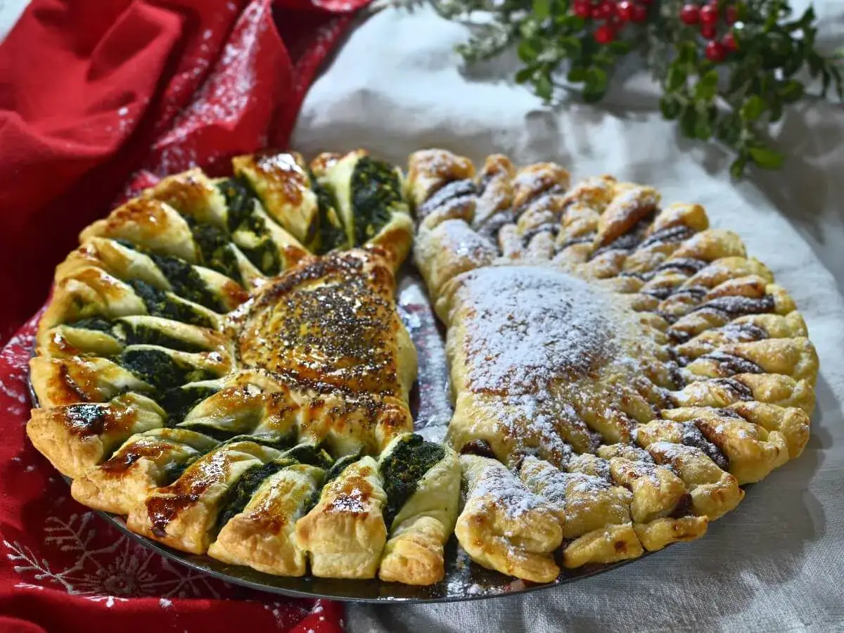 Delizioso ciasto francuskie a forma di sole, met&agrave; con spinaci e semi di papavero, met&agrave; con crema al cioccolato e zucchero a velo.