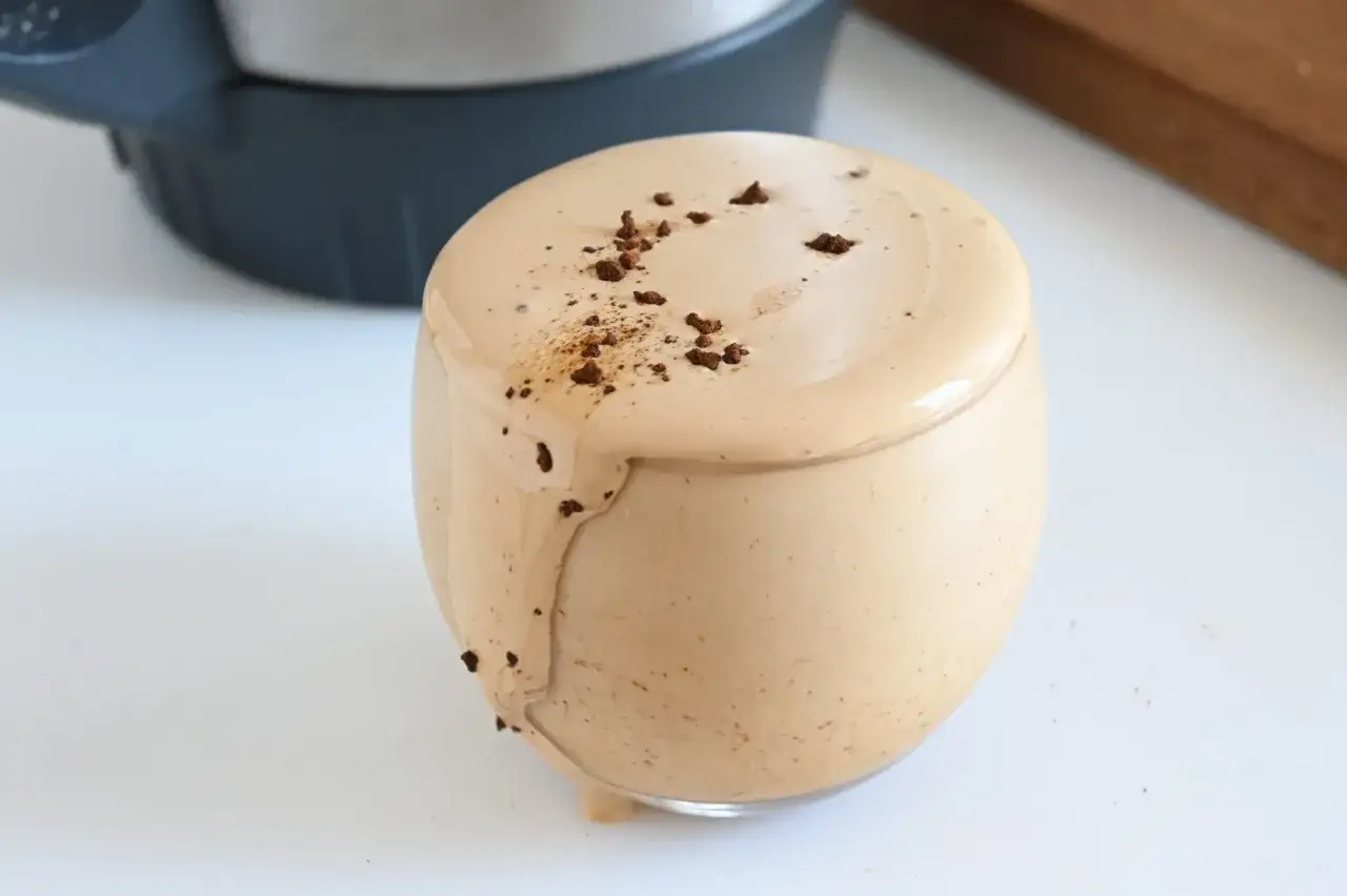Crema caff&egrave; Bimby con acqua, soffice e spumosa, guarnita con cacao. Perfetta per una pausa golosa.