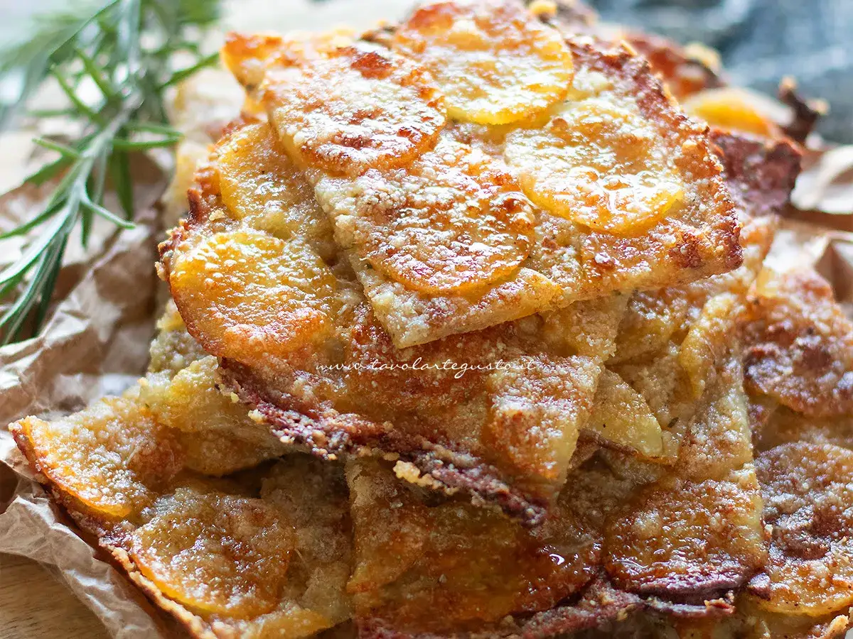 Schiacciata di patate senza farina, dorata e croccante, con rosmarino fresco.