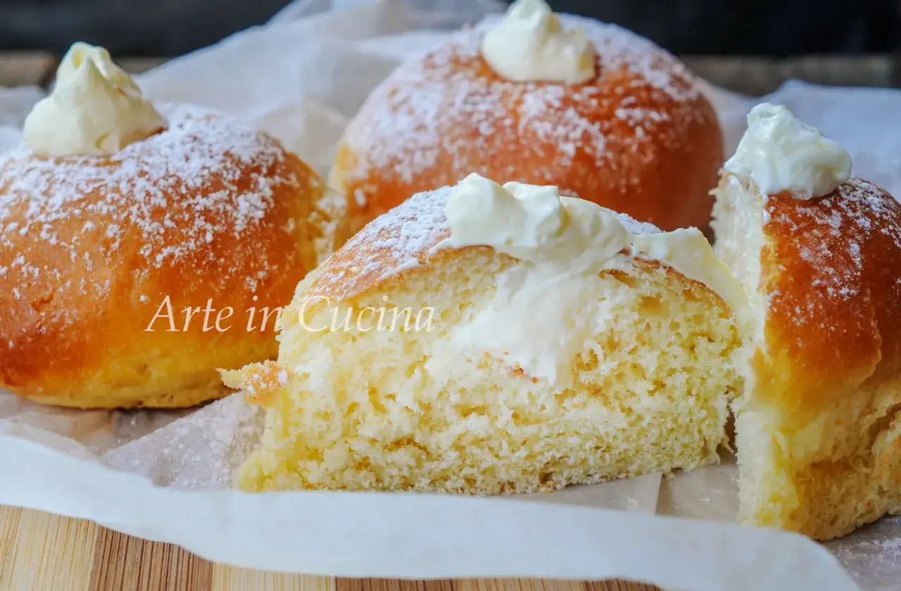 Dolci soffici con crema chantilly cotta al forno, spolverati di zucchero a velo.