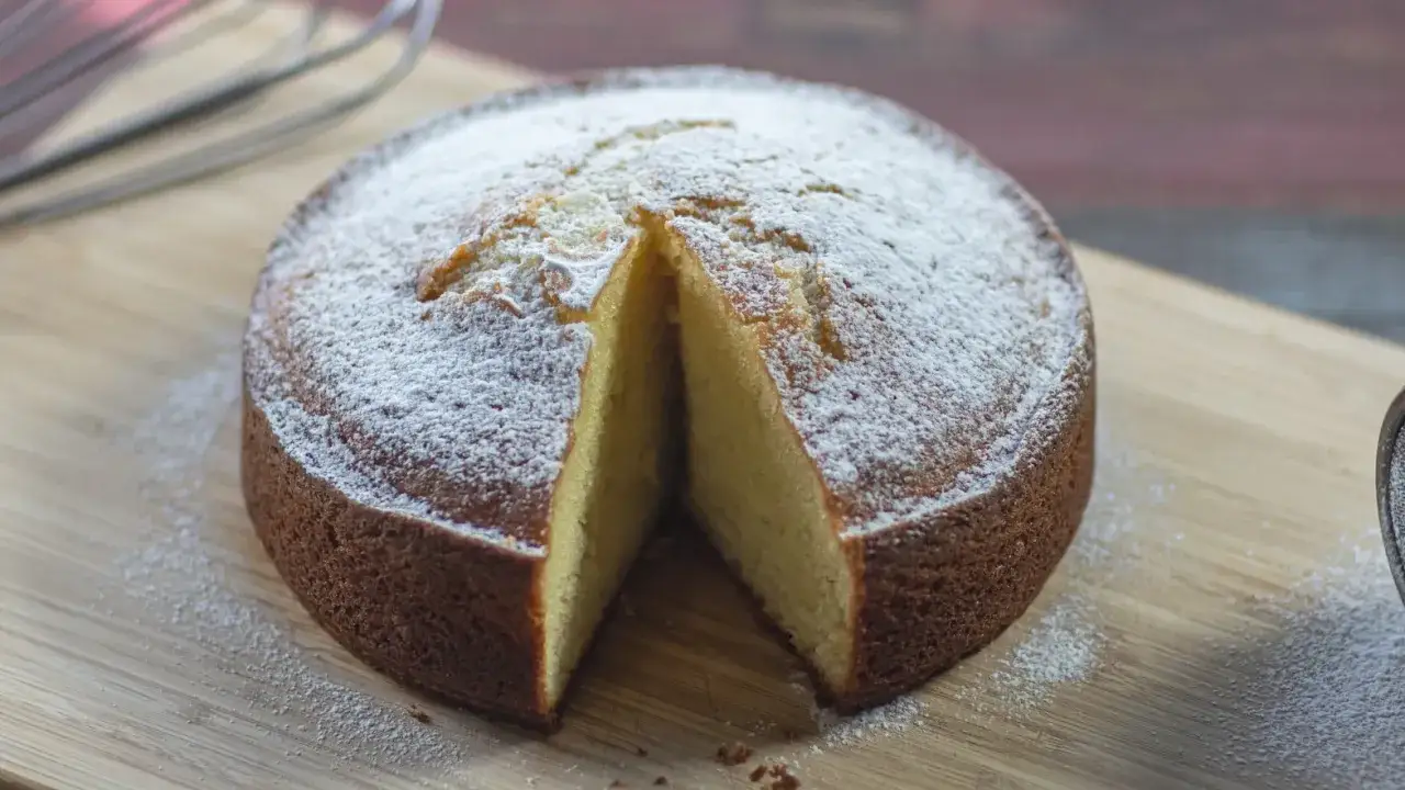 Torta soffice con 500 g di yogurt, cosparsa di zucchero a velo, pronta per essere gustata.