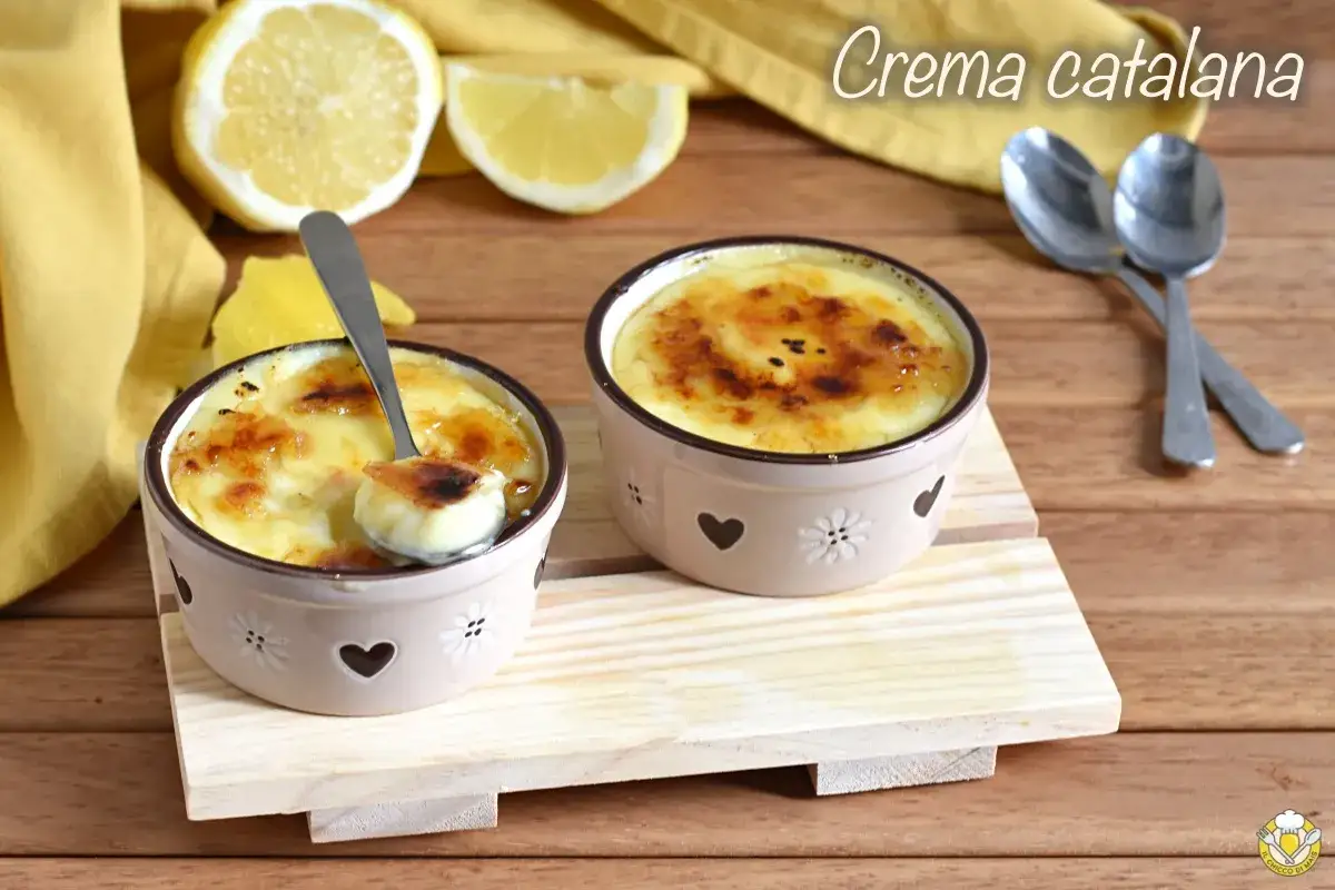 Due deliziosi cr&egrave;me br&ucirc;l&eacute;e, con la loro crosticina caramellata, pronti per essere gustati. Il krem kataloński &egrave; un dolce al cucchiaio perfetto.